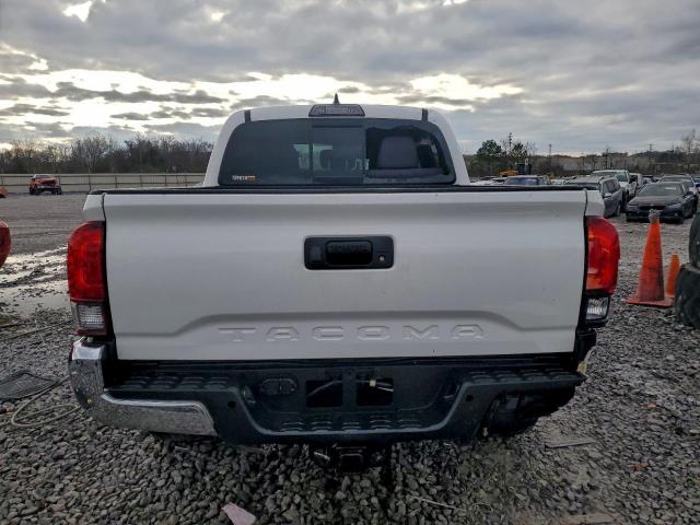 Toyota Tacoma Double Cab Image 4