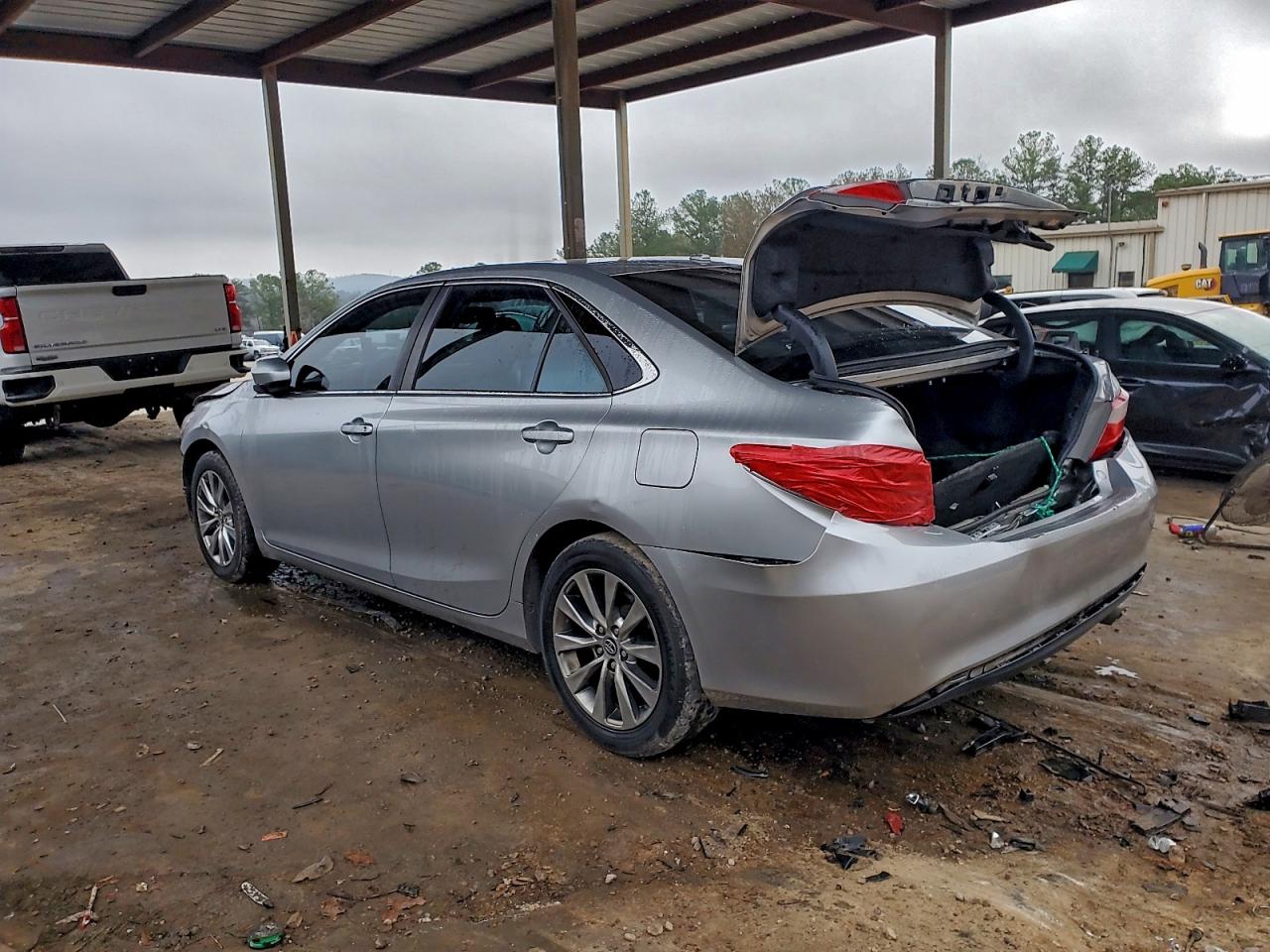 Toyota Camry Le Image 8