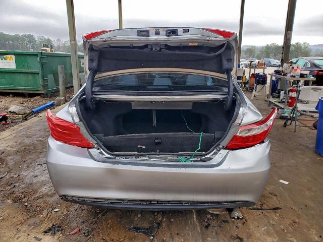 Toyota Camry Le Image 3