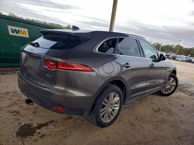 Jaguar F-PACE Prestige Image 2