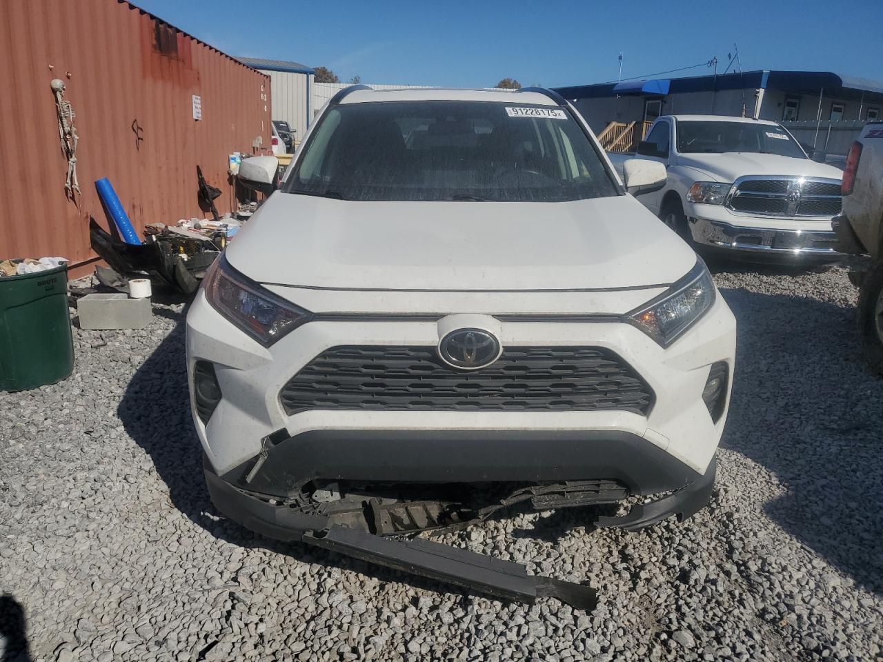 Toyota RAV4 Xle Image 3