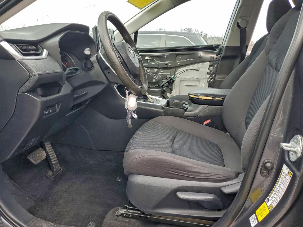 Toyota RAV4 Le Image 4