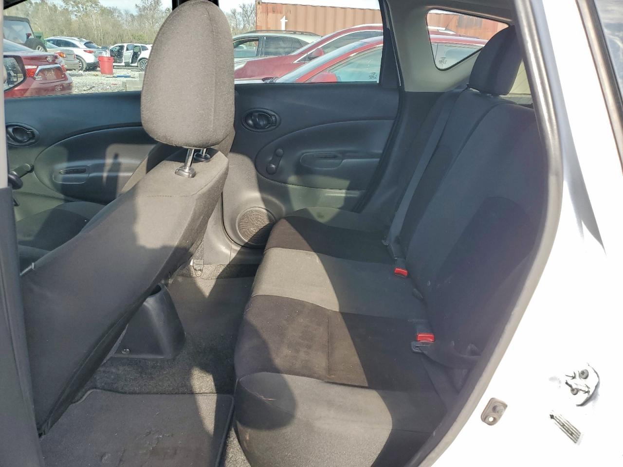 Nissan Versa S Image 3