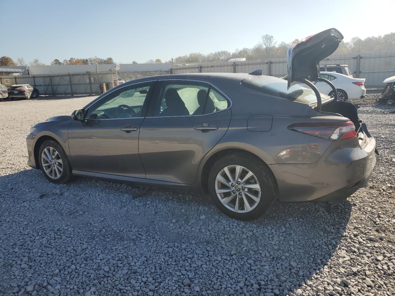 Toyota Camry Le Image 2