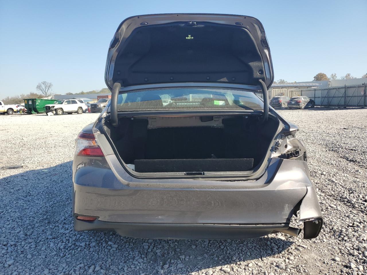 Toyota Camry Le Image 12