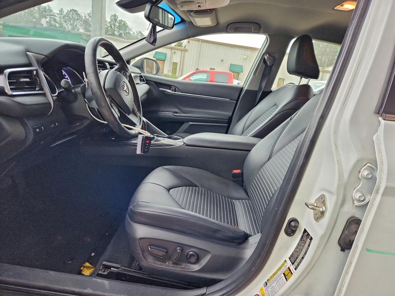 Toyota Camry L Image 4