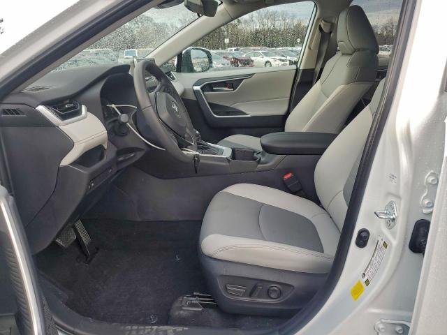 Toyota RAV4 Xle Premium Image 3