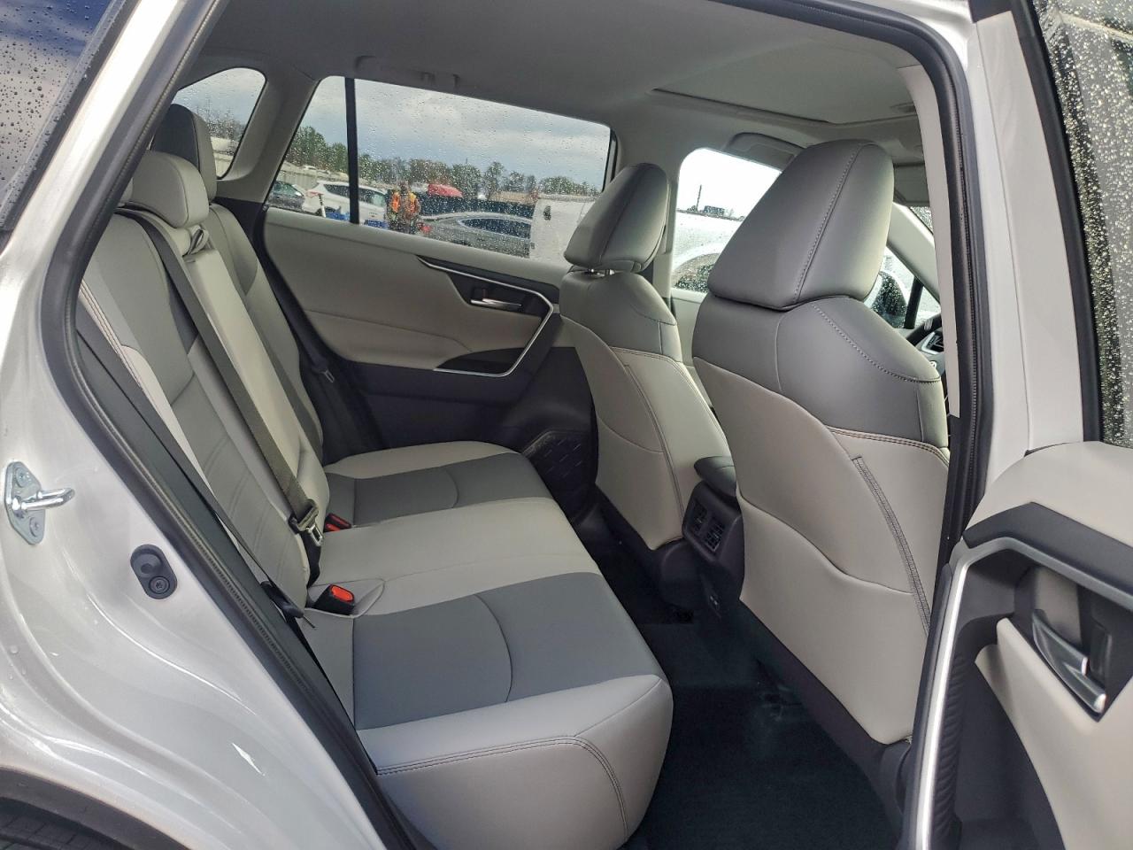 Toyota RAV4 Xle Premium Image 11