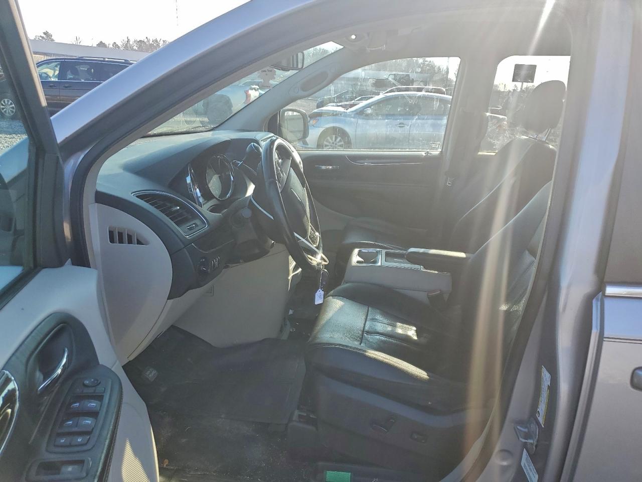 Chrysler Minivan Touring Image 11