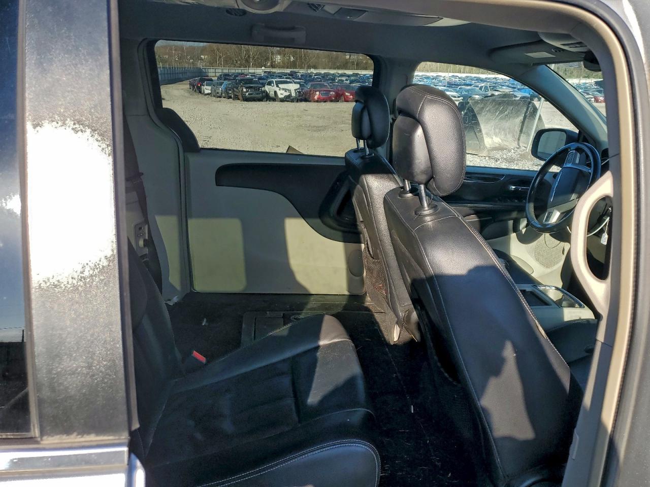 Chrysler Minivan Touring Image 7